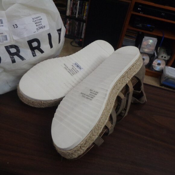 Torrid NWOT Strappy Flatform Sandal - Faux Suede Taupe 13 (WW) Size Lace Up - Picture 3 of 4